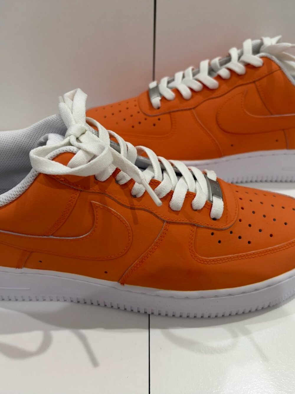 ORANGE NIKE AIR FORCE SZ 11